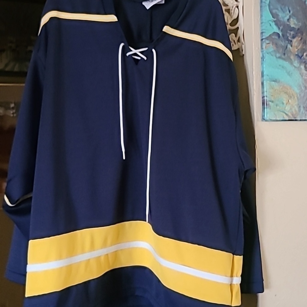 Koronis sports apparel NHL jersey, made in USA. Sz L. (#434)